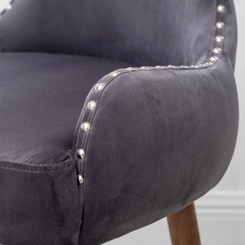 Grijze accentstoel van polyester met bekleding en poten van rubberhout, 23